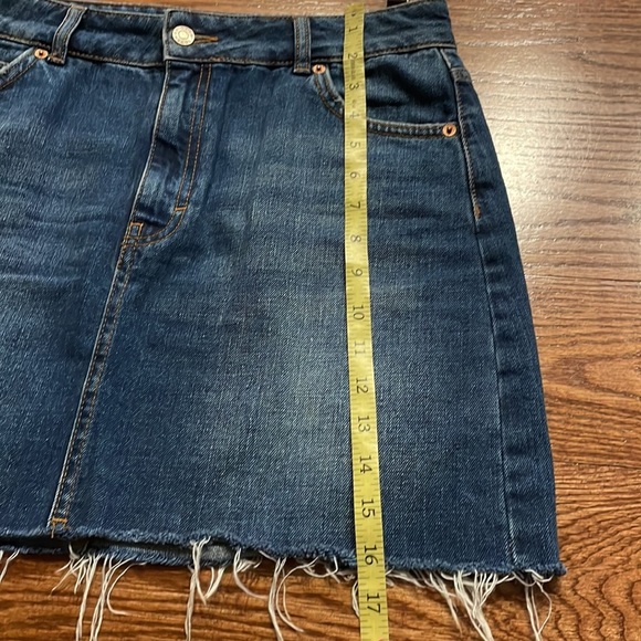 TOPSHOP MOTO denim mini skirt frayed hem 5 pockets zip front button closure 8 - Picture 9 of 12